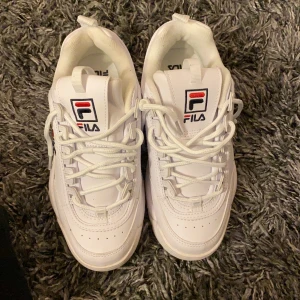 Fila sneakers  - Fila sneakers i passform 38! Har använt dom ca 2 gånger bara tyvärr men tycker dom är skitsnygga och sköna men har bara använts andra skor. Köpte dom i sommars på Nelly.com💕💕 start priset är 300kr men buda till bästa pris ! Kram 