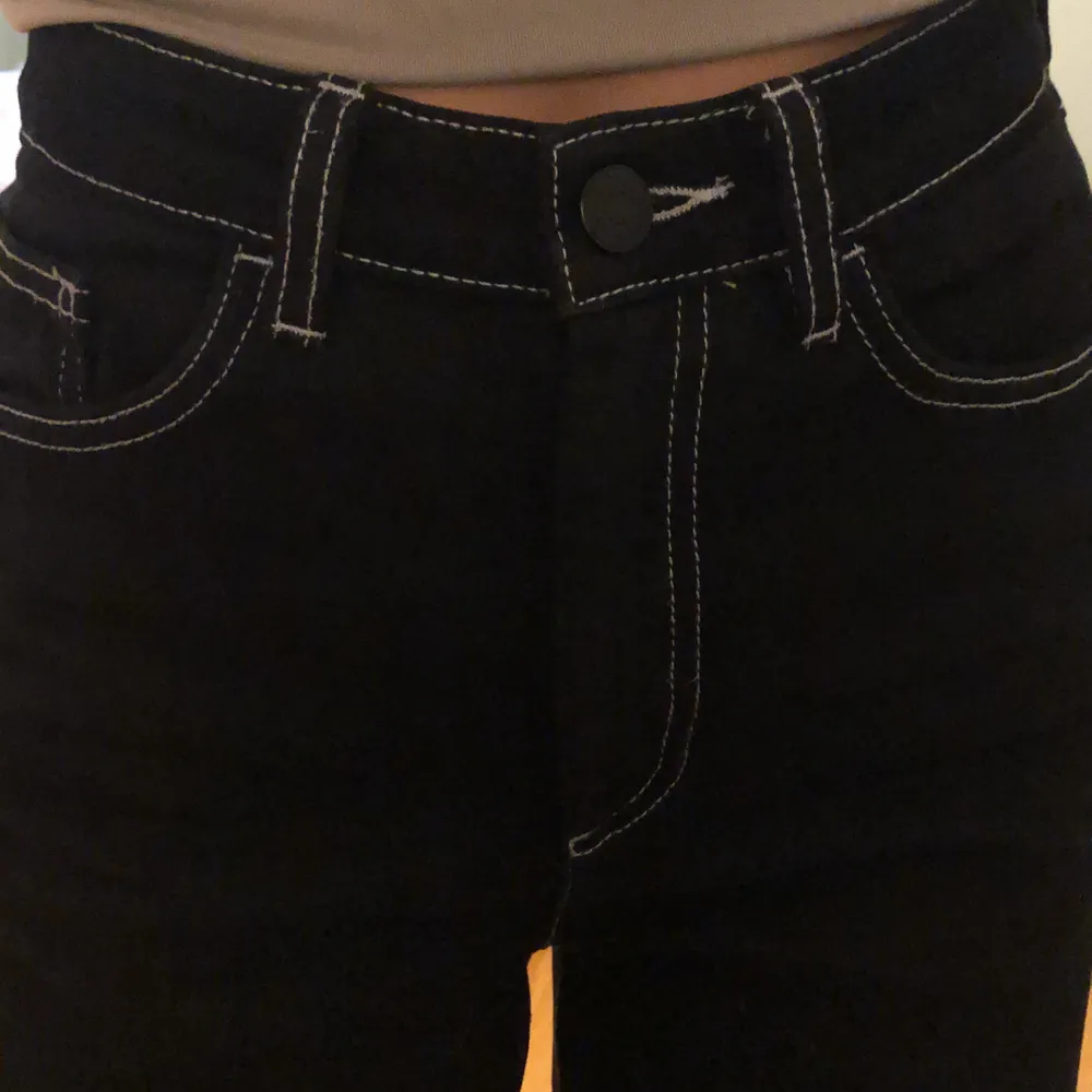 Svarta jeans med vit som från monki, så snygga! 🤍. Jeans & Byxor.