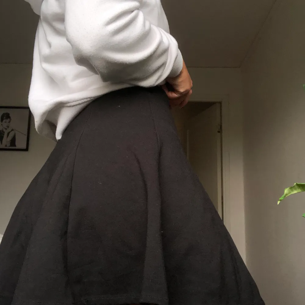 Fin svart kjol i strl S, använd enbart vid ett tillfälle. En fin tenniskjol vilket är modet just nu✨. Kjolar.