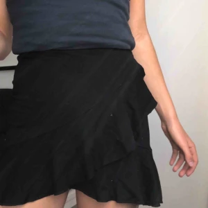  - Asfin volangkjol i bomull från hm!! Strl xs