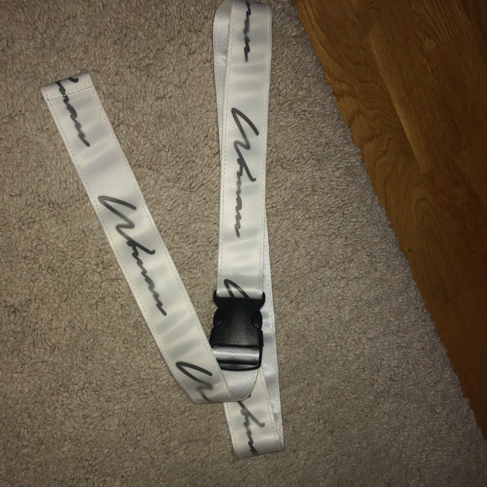 Snyggt och coolt”Tape belt” från boohoo vitt med knäppe där det står ”Women#      Frakt tillkommer . Accessoarer.