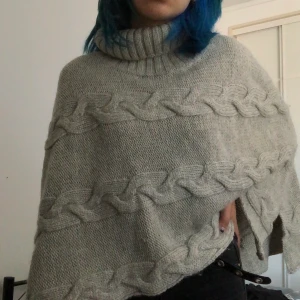 Fira stickad poncho - En poncho från märket fira. Använd ett fåtal gånger men i väldigt fint skick! Säljer då den inte är min stil längre :/ Köpare står för frakt :)