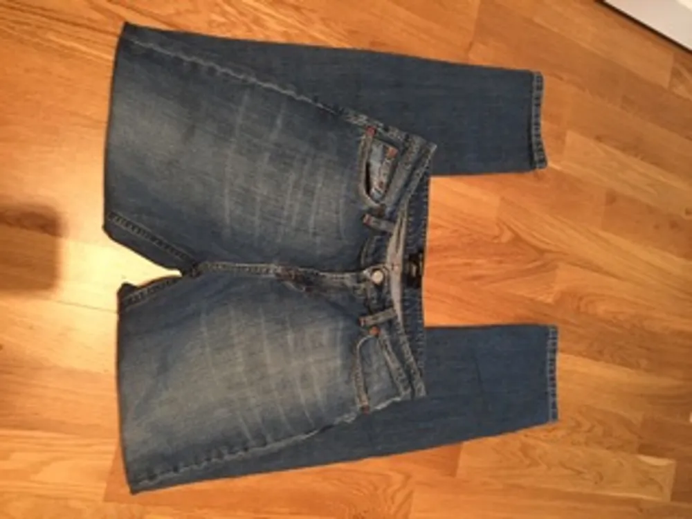 Snygga jeans från Filippa K.
Storlek 26 men passar även dig som har 27.
Modellen heter Alex rigid.
. Jeans & Byxor.