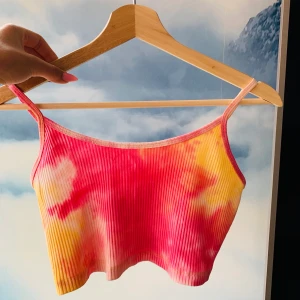 Tie dye top - Gulligt hemmagjord tie dye linne med justerbara band. Sjukt unik och trendig. Färgad med rosa och gul färg. Priset är med frakt.