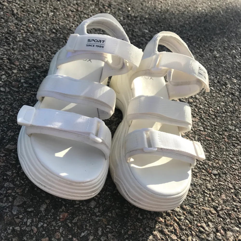 Snygga vita sandaler, det är som chunky sneakers fast sandaler, perfekta sommarskor, vita och fräscha, köparen hämtar eller står för frakten🤍. Skor.