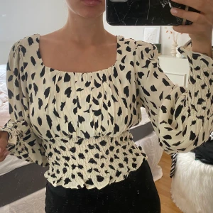 Blus från Chiquelle - Blus från Chiquelle i storlek S. Oanvänd. Bilderna som ligger uppe är de som finns! Möts upp runt fridhemsplan eller liljeholmen, annars frakta. 