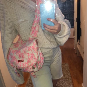 Cool väska från Bakker  - Säljer denna supersnygga väska från Bakker, använd några ggr men i riktigt bra skick!