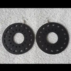 Ett par estetiska svarta örhängen. Beskrivning: Lätta, runda, svarta, solros 🌻 örhängen. 9cm i diameter.  Oanvända. Frakt tillkommer med 24 kr.