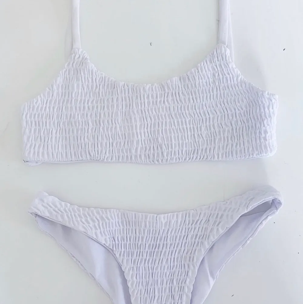 Vit Bikini från Chiquelle X Swimwear för 799 kr. Storlek M. Endast provad med trosskyddet på. Såå fin men tyvärr är den för liten för mig (skulle säg att det är storlek s) och då jag redan tagit av prislapparna kan jag inte skicka tillbaka den.. Övrigt.