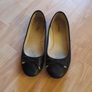 Ballerinaskor - Storlek 40. Köparen står för frakten. Väldigt bra skick!