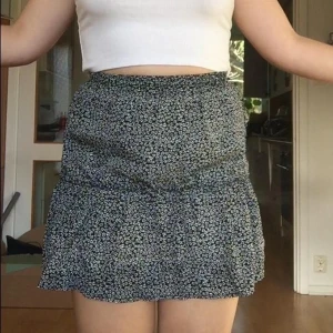 Blommig kjol - Säljer denna söta mörkblå kjolen med små blommor på köpt från shein men aldrig använd då jag köpte fel storlek ❤