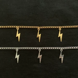 Kedjehalsband - Dessa är tillbaka!! Kedjehalsband med blixtar⚡️  - 75kr/st (fri frakt)  Dm vid frågor och intresse🥰
