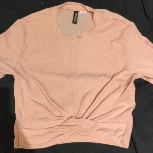 Rosa långärmad tröja - Söt rosa långärmad tröja med glitter. Den passar bra till ett par svarta byxor. Säljer för att den inte används