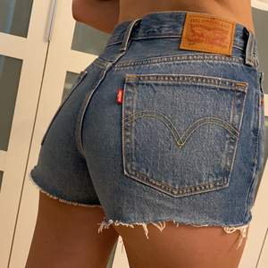 Jeans shorts med slitningar från Levis, nästan aldrig använda så väldigt bra skick storleken är som S❣️❣️ ny pris är 499kr