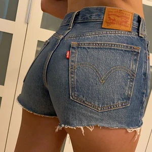 Jeans shorts  - Jeans shorts med slitningar från Levis, nästan aldrig använda så väldigt bra skick storleken är som S❣️❣️ ny pris är 499kr
