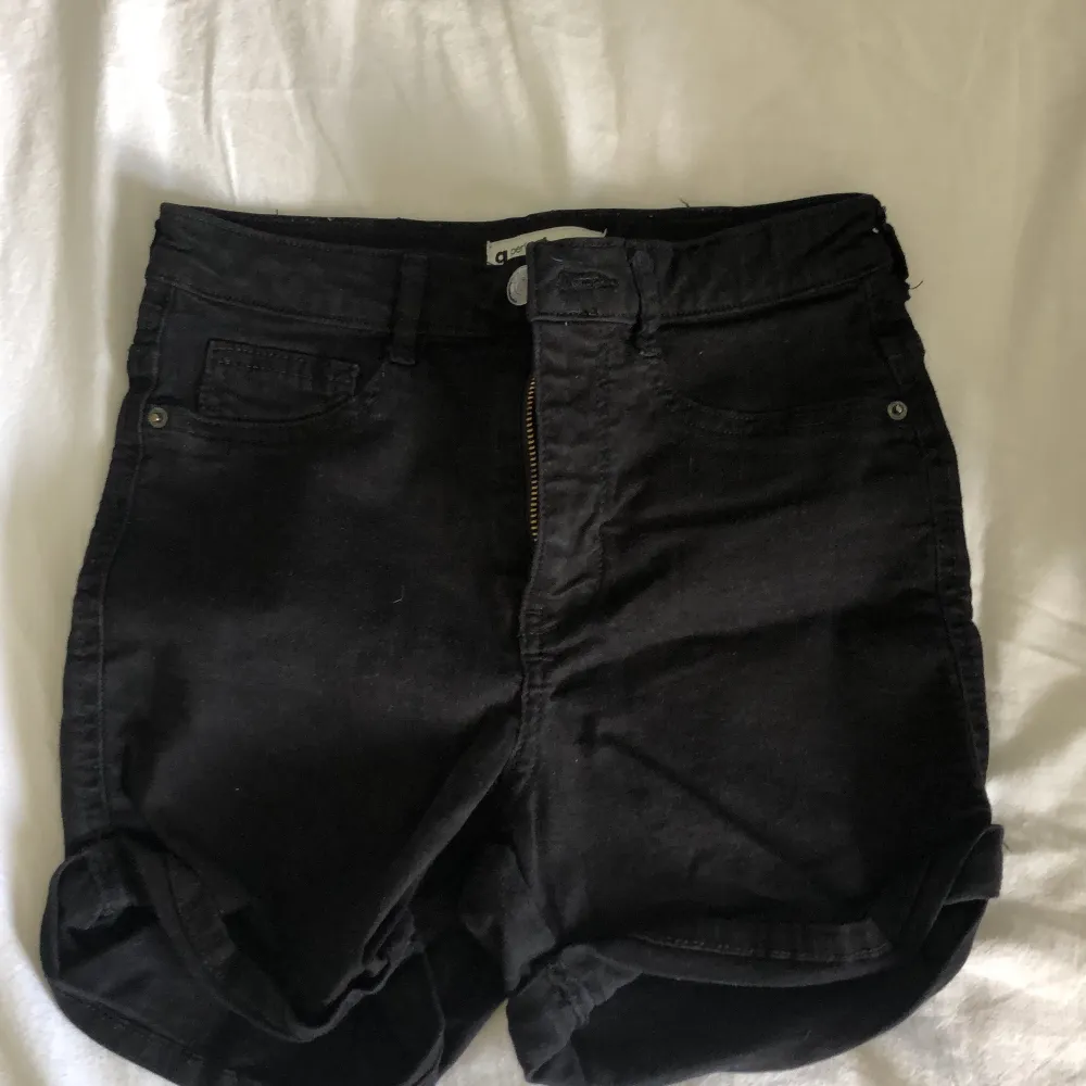 Svarta shorts i storlek xs ifrån Gina tricot . Shorts.