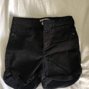 Svarta shorts i storlek xs ifrån Gina tricot 