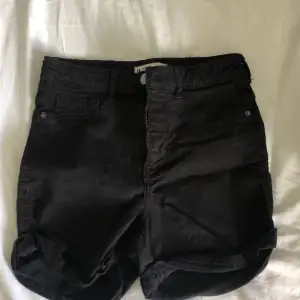 Svarta shorts i storlek xs ifrån Gina tricot 