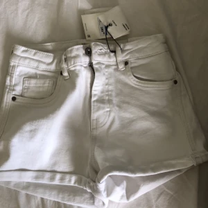 Shorts zara - Vita shorts ifrån zara i storlek 32. Lappen är kvar och de är endast provade