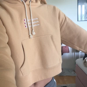 champion hoodie - superfin hoodie från champion som knappt är använd då jag tycker den är för kort för mig som är 175 ish💓 köpt på urban outfitters för 1000kr, köparen står för frakt!