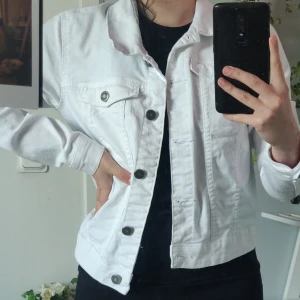 Vit jeansjacka - Vit jeansjacka från noisy may!!i gott skick 👼
