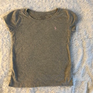 Ralph Lauren Shirt sleeve top T-shirt  - T-shirten köptes i USA för två år sedan. Den är i bra skick men lite nopprig, vilket går att fixa lätt. Storleken är 8-10 år men passar även äldre eftersom jag var 13 när jag köpte den. Det beror på hur tajt man vill att den ska sitta. Tyvärr för liten nu