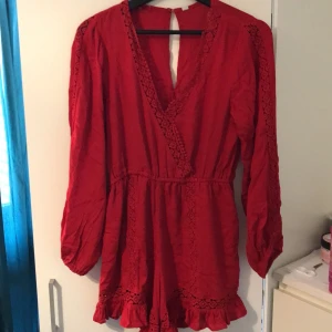Röd jumpsuit - Köpt i fel storlek. Aldrig använd. Prislappen finns kvar. Jätte snygg utstyrsel till en dag på stranden!