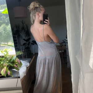 Glittrig långklänning - Jättevacker glittrig klänning som du kan ha över olika plagg. Använder inte längre. 