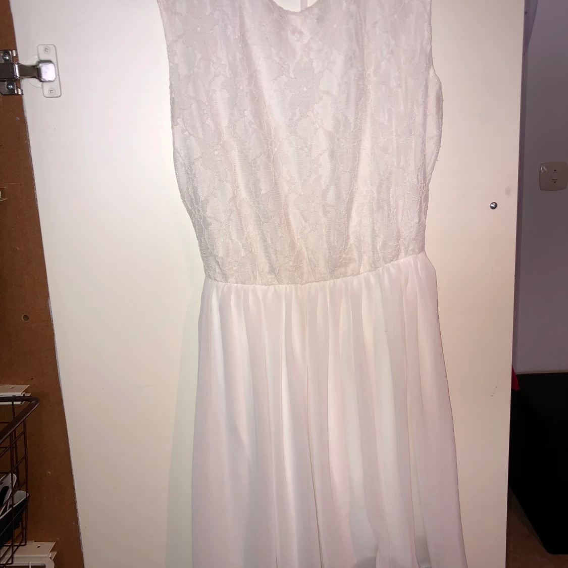 Vit klänning med spetsdetaljer - 91