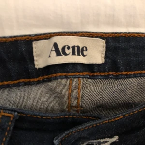 Acne Jeans  - Supersnygga acne jeans i mörkblått💙💙 I storlek Xs/s ungefär. 