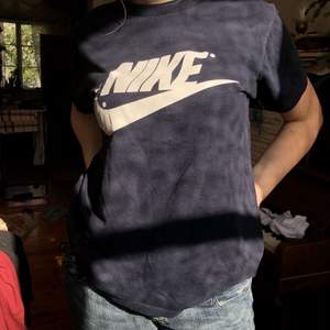 En jättefin t-shirt från Nike, som har skicket 10/10. Frakten ingår ej, denna tröja är också från secondhand 💖✨🦋