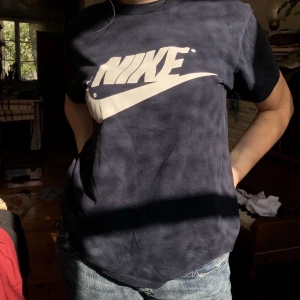 Nike t-shirt - En jättefin t-shirt från Nike, som har skicket 10/10. Frakten ingår ej, denna tröja är också från secondhand 💖✨🦋