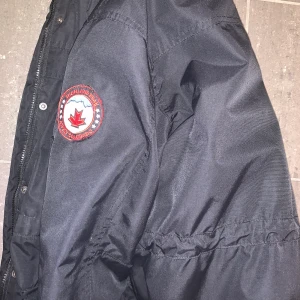 Highland jacka - Bra skick,används sällan. Mötas i Göteborg,Swish eller kontant. Original pris 999. Nytt pris 400