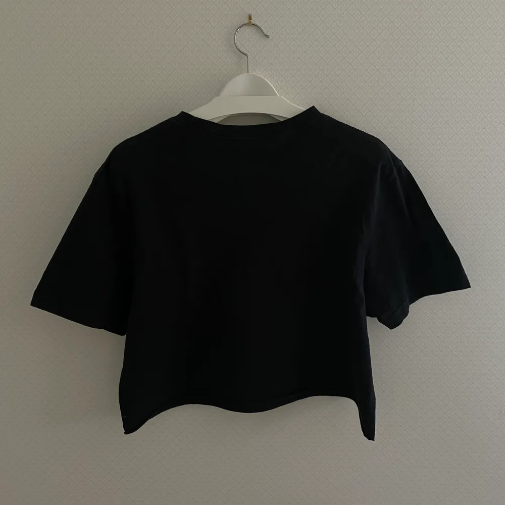 Avklippt svart t-shirt från Converse:) Frakt: 22kr. T-shirts.