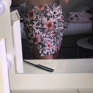 Shien kjol  - En jätte fin shien kjol med ett jätte fint mönster. Storlek Xs. Nypris: 150kr mittpris: 60kr+ frakt 💘💘