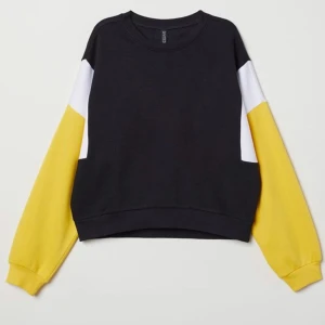 block coloured sweatshirt i storlek S - Jääättysig tröja, med mjukt material på insidan, men som tyvärr inte längre kommer till användning. Nypris 300kr 