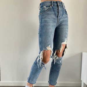 Håliga jeans från H&M  - Säljer nu dessa jeans från H&M. Nypris: 250kr Köparen betalar frakt. Buda från 50kr!! 