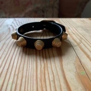 Balenciaga armband  - Balenciaga armband, perfekt skick. Inga skador! Justerbar. Färg svart. Inget medföljer