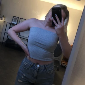 Grå Bandåtopp - En grå bandåtopp ifrån bikbok, använd några gånger. Köpt för 149kr, Köparen står för frakten 