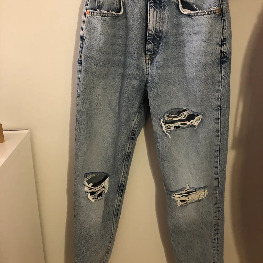 Säljer mina fina mom jeans från zara som tyvärr blivit för små. . Jeans & Byxor.