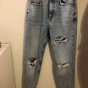 Zara jeans  - Säljer mina fina mom jeans från zara som tyvärr blivit för små. 