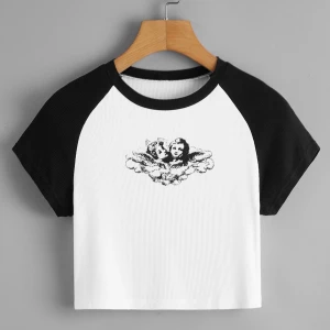 Vitt Rib-Knit figur Engel T-shirt  - En ny topp för 89kr. Köparen kan stå för frakten. 