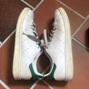 Ett par stan Smith i grymt skick. Storlek 40 men passar mig som har 39-40. 