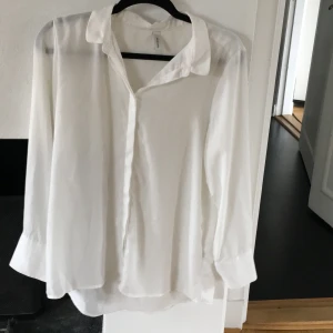 Soyaconcept - Jättefin blus/skjorta vit. Liten fläck se bild 2