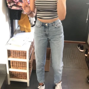 Snyggaste mom jeansen från monki stl 25🥰 - Säljer mina gamla favoriter som tyvärr ej får ngn användning längre:) Stl 25 o passar mig på 168cm men även flera längder beroende på hur du vill dem ska sitta nedtill. Mycket fin kvalite och är ej slitna! STARTBUD 200kr+59kr frakt