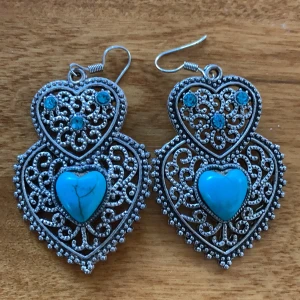 Örhängen turkosa  - Mycket vackra stora maffiga örhängen med turkosa stenar. 5 cm långa 6 cm med kroken. Frakt 11kr 