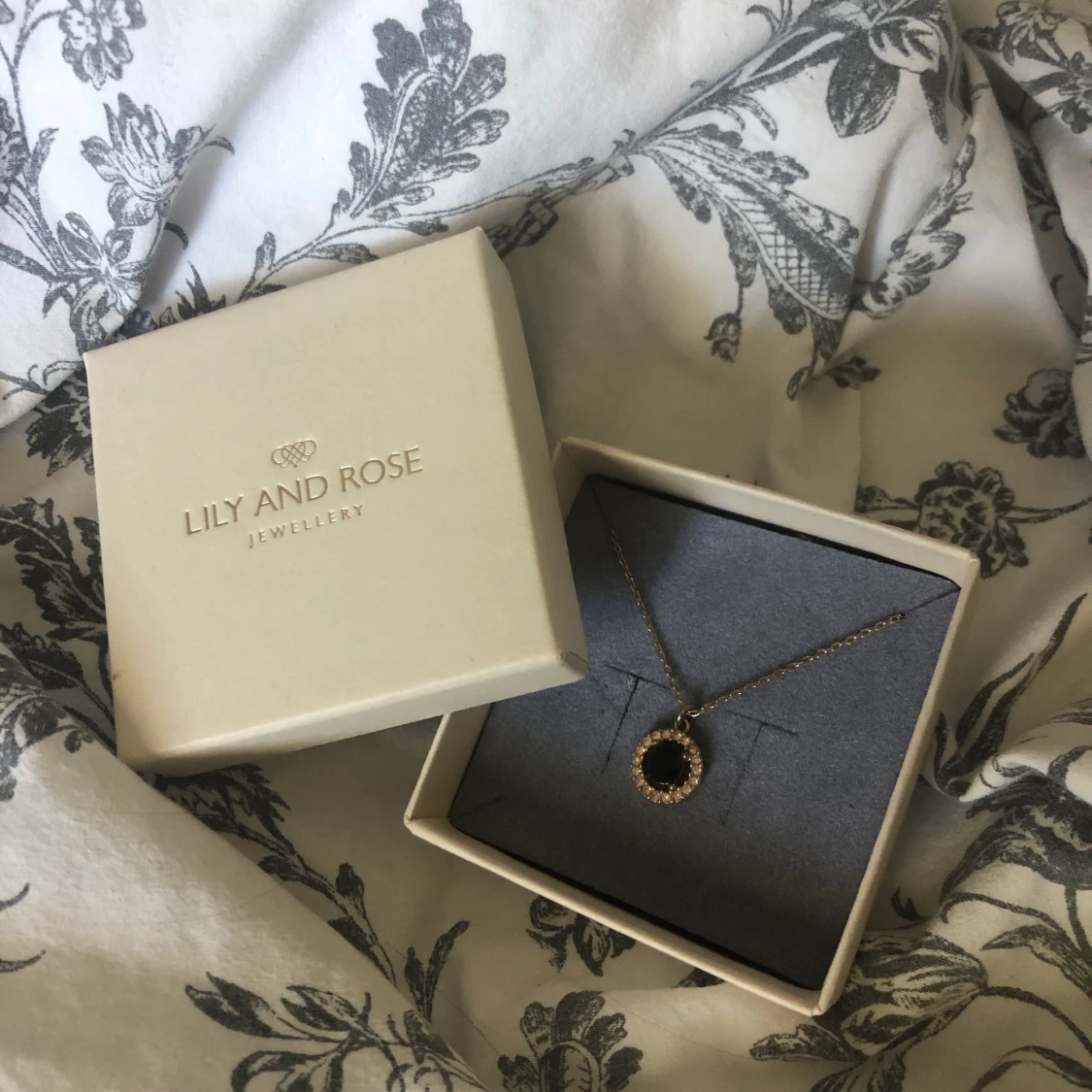 Lily and rose halsband