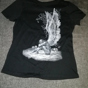 Svart T-shirt med tryck strl. M - T-shirt med tryck. Använd 1 gång så den är som ny. Storlek medium