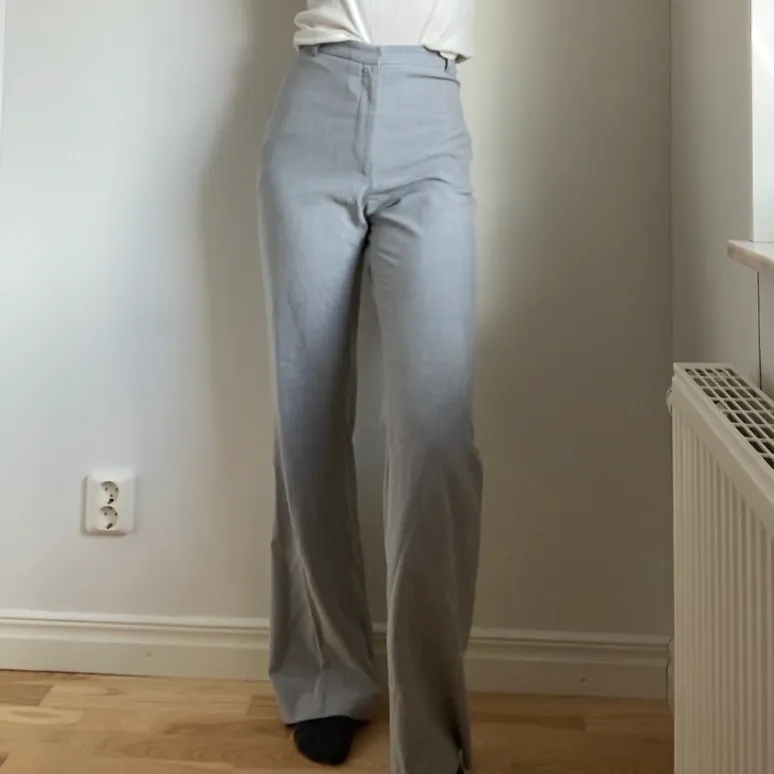 Supersnygga ljusgrå kostymbyxor, jag är 170 cm, köpare står för frakt🥰🥰. Jeans & Byxor.