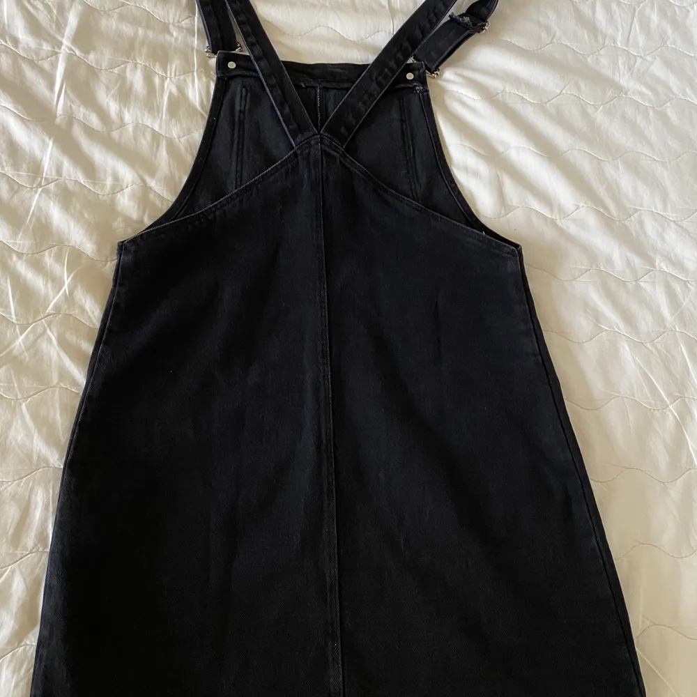 Superfin svart hängselklänning från Chiquelle stl 36. Säljs då den tyvärr inte kommit till användning, den är alltså i nyskick med prislappen kvar! Skickar mått och fler bilder vid förfrågan. Köparen står för frakt❤️. Klänningar.